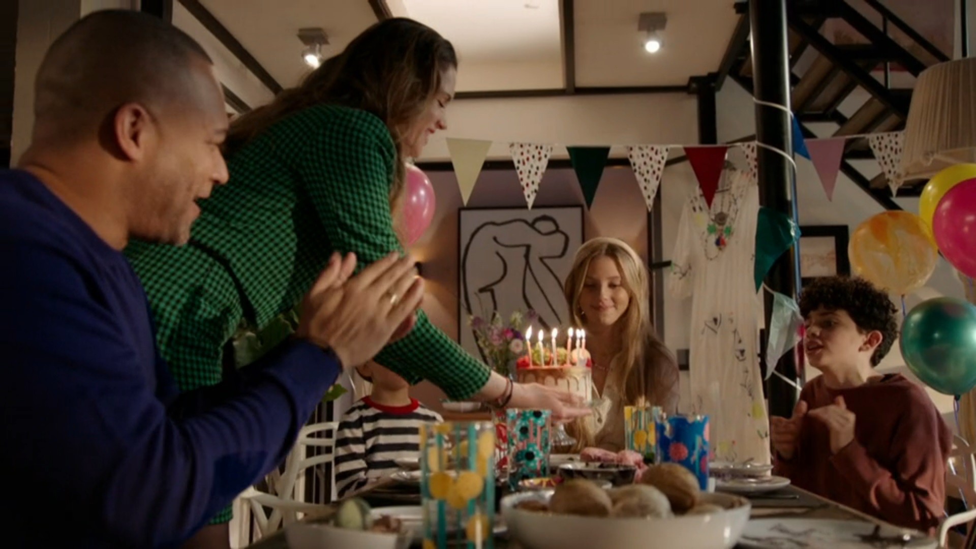 Nola's leeftijd is zo rekbaar als kauwgom.